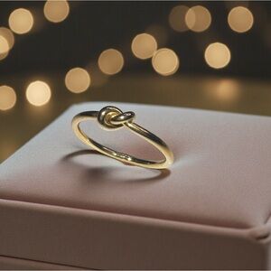 Elegant Gold Knot Ring